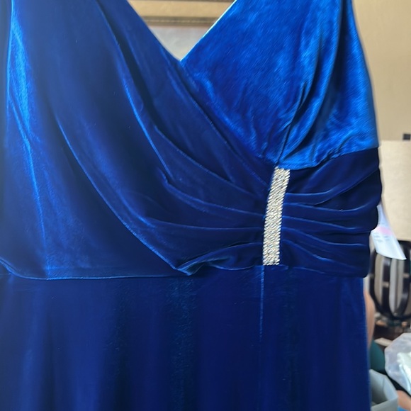 Nightway Stretch Velvet Faux Wrap Evening Gown size 10 brand new - Picture 4 of 11